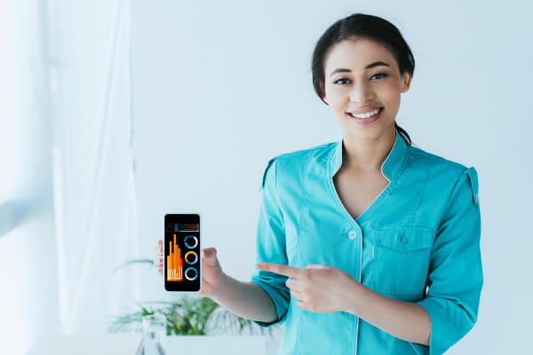 A woman is pointing its finger to show an optimized mobile app